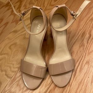 Nine West Size 8 Neutral Patent Leather Sandal
